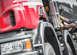 truck-driver-final-load-check-P5UQACT.jp