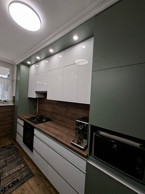 beepitett-egyedi-konyhabutor-nyiregyhaza-egger-eukapiltusz-magasfenyu-feher-kaindl34318at_