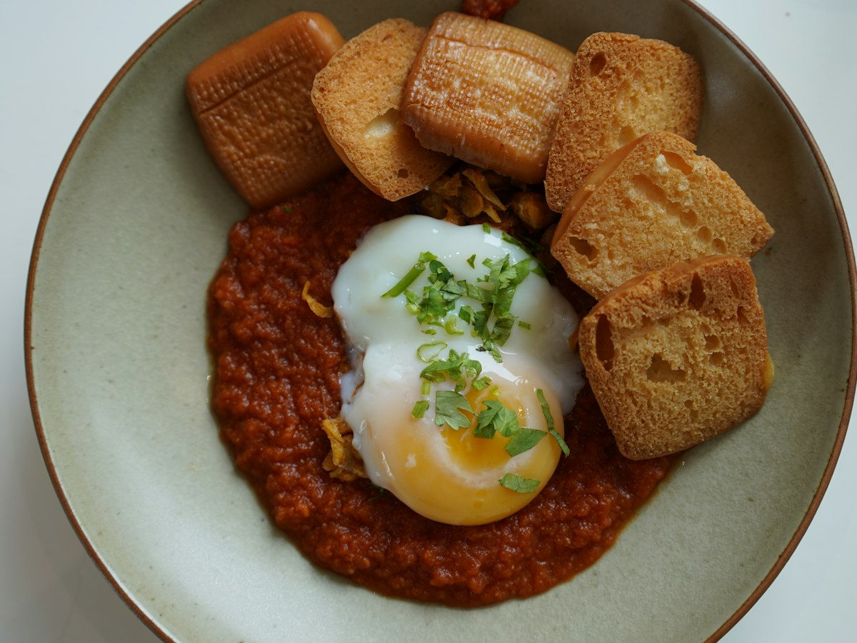 Œufs sauce tomate et plantain (photo d'illustration)