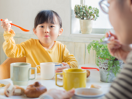 A importância de comer a mesa para relacionamento familiar e saúde