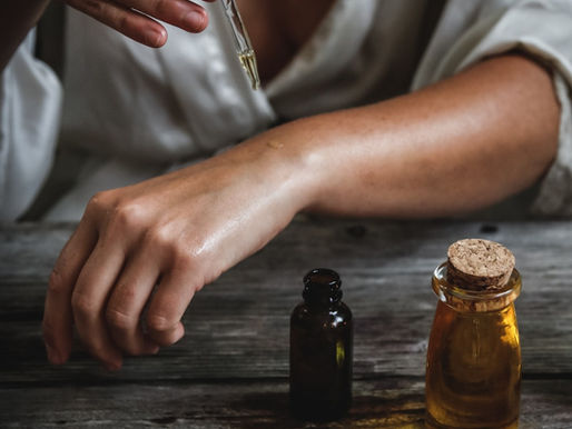 Óleo de melaleuca e seus benefícios para pele e beleza