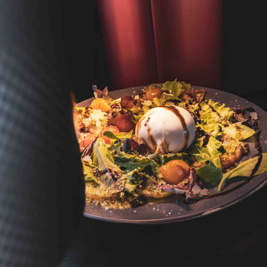 Photographie et vidéographie professionnelle de cuisine à Lyon et Les Arcs, capturant la beauté des plats gourmands, l'action des chefs cuisiniers, et l'ambiance des événements culinaires.
