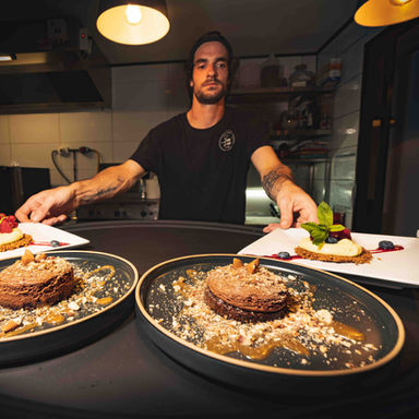 Photographie et vidéographie professionnelle de cuisine à Lyon et Les Arcs, capturant la beauté des plats gourmands, l'action des chefs cuisiniers, et l'ambiance des événements culinaires.
