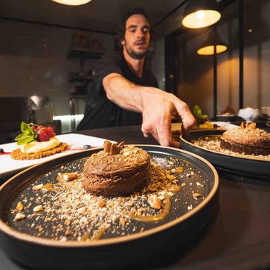 Photographie et vidéographie professionnelle de cuisine à Lyon et Les Arcs, capturant la beauté des plats gourmands, l'action des chefs cuisiniers, et l'ambiance des événements culinaires.
