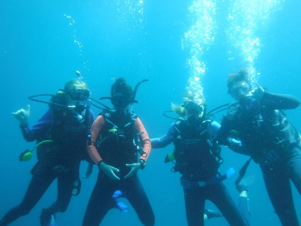 students diving in Bali