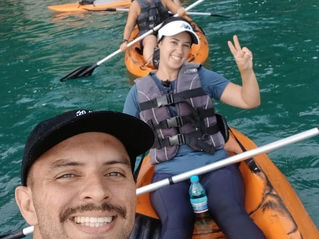 Adventure in Floripa instructor Rafael leading a kayaking group in crystal clear waters, exemplifying the benefits of ocean therapy.