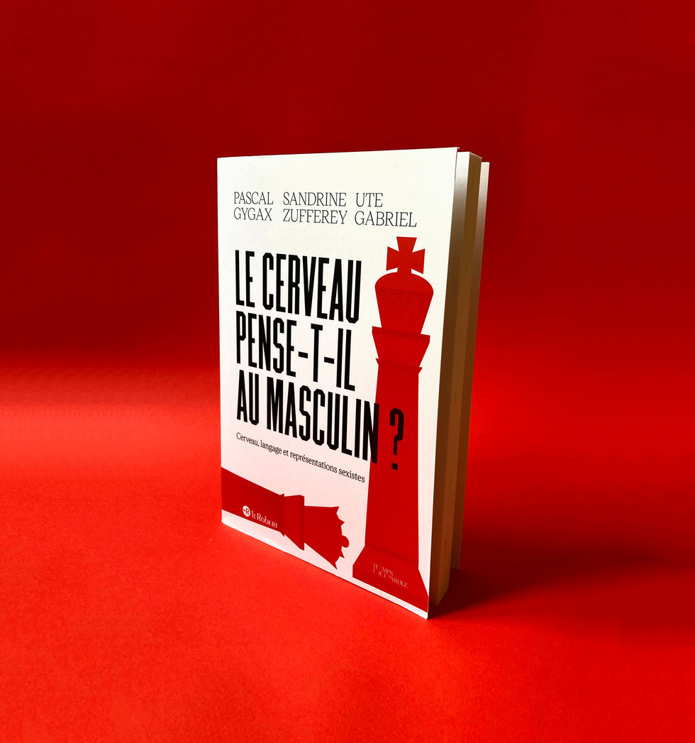 Couverture "Le cerveau pense-t-il au masculin ?", on y voit deux pièces d'échec rouges sur fond blanc, le roi est debout sur la droite tandis que la reine est couchée, pour signifier qu'elle a perdue. Le titre en noir prends plus de la moitié de la couverture et se superpose a l'illustration.