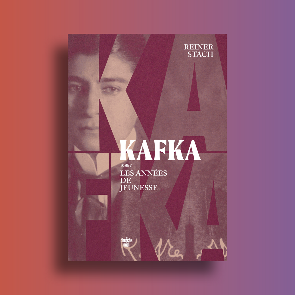 Couverture du tome 3 de la trilogie biographique de Kafka. La couverture est magenta et les lettres "KAFKA" en linéales fortes sont de couleur magenta claire. Dans le K de Kafka, on y découvre le portrait de ce dernier.