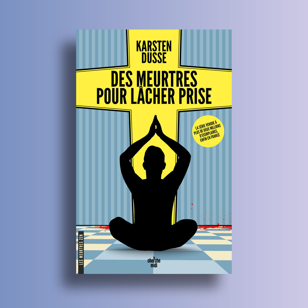Couverture du dernier tome des meurtres zen de Karsten Dusse. On y voit un personnage assis dans une posture de Yoga dans des teintes bleues et jaune. Au sol, on découvre des éclaboussures de sang.
