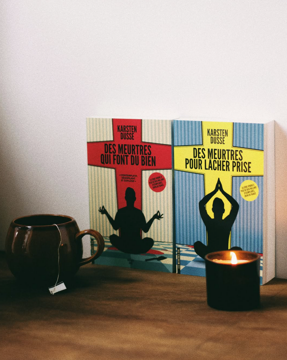Photographie présentant deux exemplaires des deux premiers tomes des Meurtres Zen de Karsten Dusse.