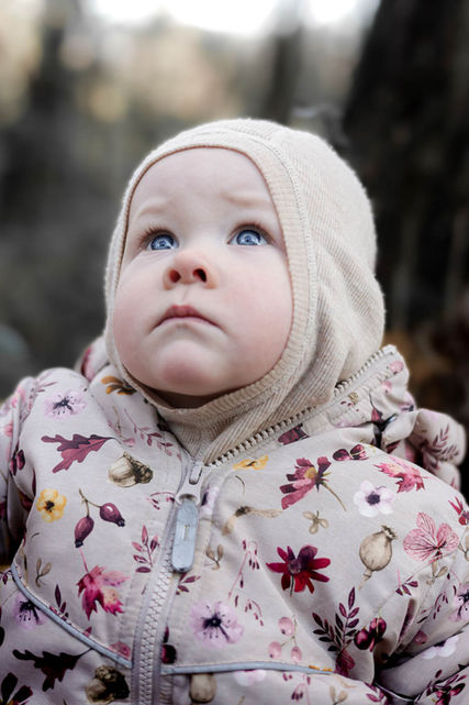 Baby fotograferet udendørs i naturen under en babyfotografering i Fredericia