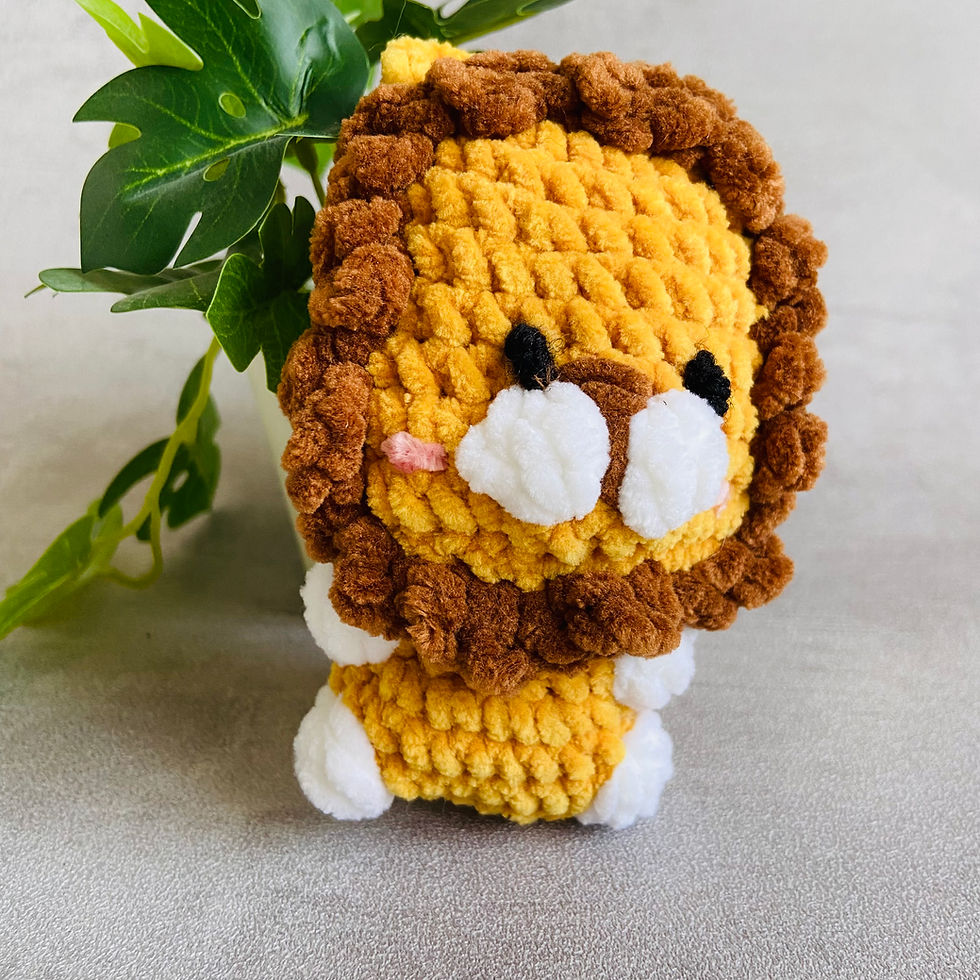 Doudou lion en crochet jaune et marron, peluche faite main avec une crinière moelleuse.