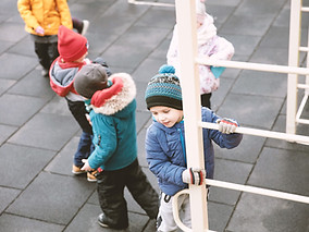 Kinderen in speeltuin