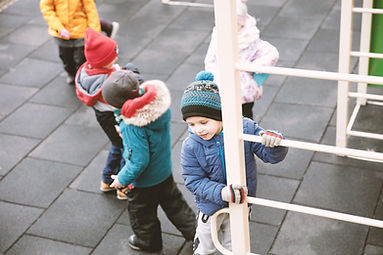 Enfants dans une aire de jeux