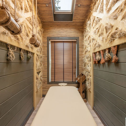 Natural materials and warm light in a treatment room