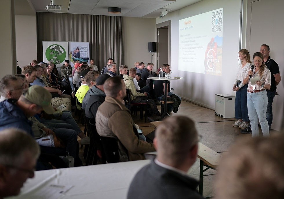 Cécilia Guggisberg in Reto Minder med predstavitvijo projekta Stafelkulturen na konferenci Soil Evolution 2026 v Bernu.