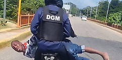 Haitiano-detenido-y-trasladado-acostado-en-una-motocicleta-por-dos-policias-.jpg