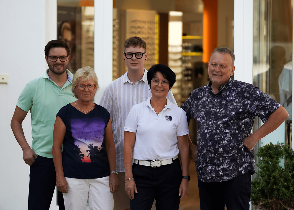 Das Expertenteam von Optik & Style in einer Gruppenaufnahme, symbolisiert die kompetente Beratung und klaren Ergebnisse, die Kunden erwarten können.