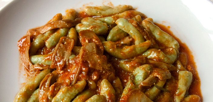 I Pinoli (pini) bobbiesi conditi con sugo di funghi