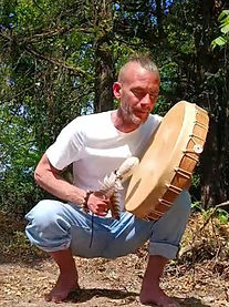 moi jouant tambour_edited.jpg