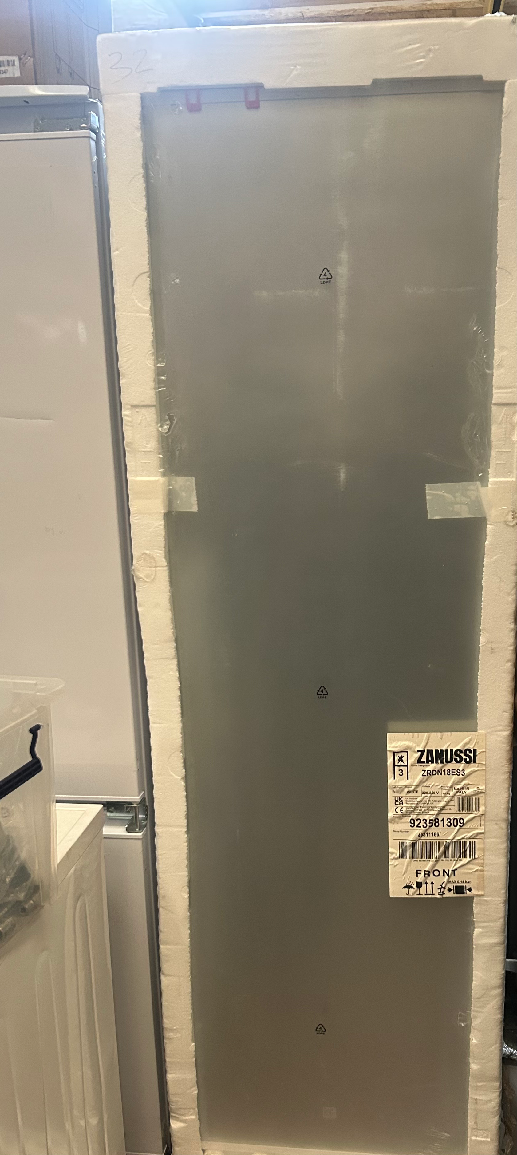Zanussi Fridge ZRDN18ES3 Series 40 Auto Defrost Integrated Larder Fridge