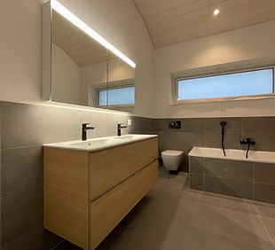 Salle de bain moderne avec double vasque et baignoire
