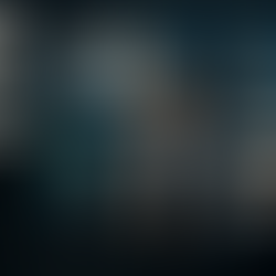 Escena moderna de producción de video en Latinoamérica, múltiples pantallas que muestran diferentes formatos e interacción en redes sociales, estilo corporativo dinámico.