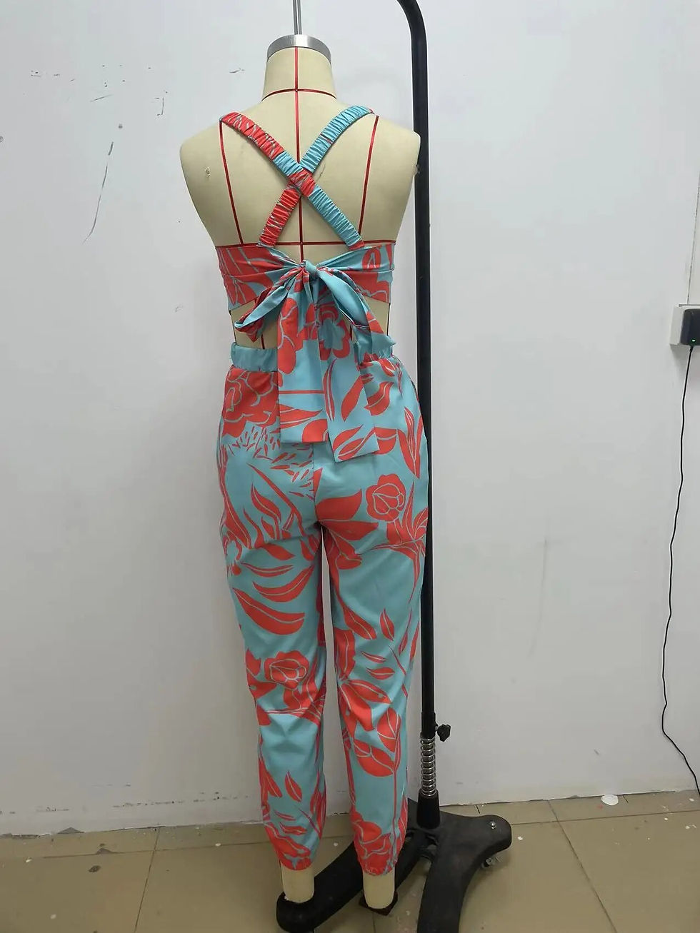 Miniatura: Macacão estampado com alça e elegante e mono, feminino.