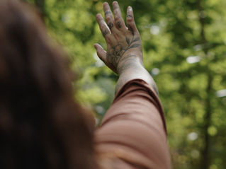 Lichaam reageert op triggers en trauma.  Persoon in de natuur die contact maakt met het moment