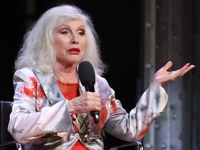 Debbie Harry: sexy y femenina en un entorno punk