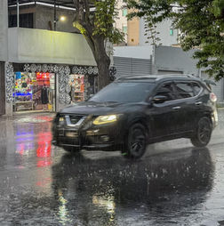Llama Ricardo Moreno a extremar precauciones en asfalto mojado por seguridad de la ciudadanía