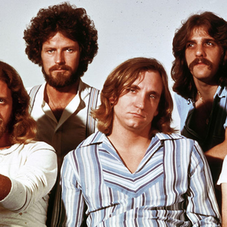 Hotel California llegó a primer lugar de popularidad un dia como hoy en 1977. Realmente de que trata la cancion?