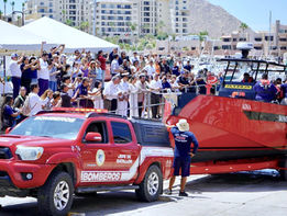 Presentan en Cabo San Lucas la primera embarcación bombera de México