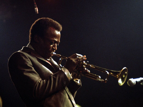 Kind of Blue de Miles Davis: La construcción de un canon en el jazz moderno