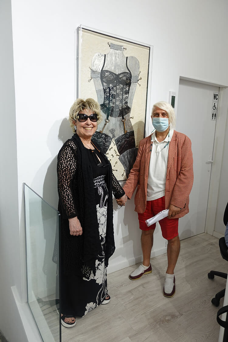 Linda de Sousa junto a su obra acompañada por Antonino Nieto