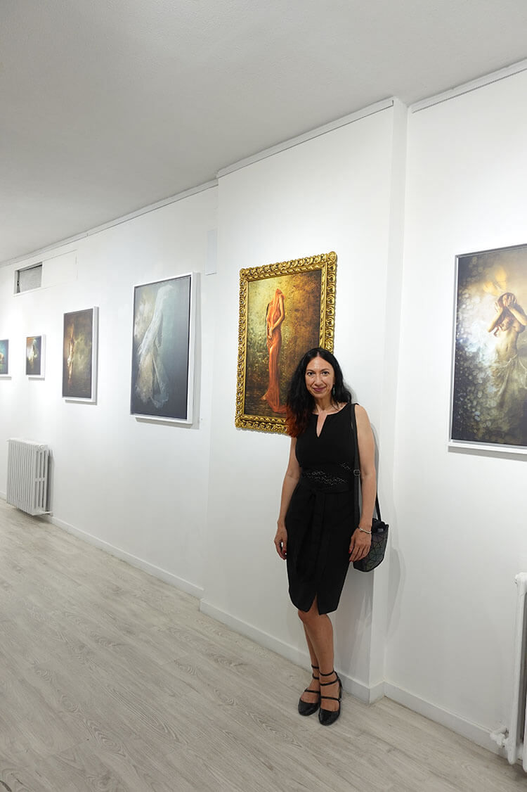Crissial junto a sus obras