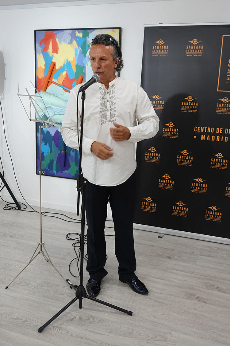 Miguel Santana inaugura la exposición en el Centro de Diversidad Cultural Santana Art Gallery
