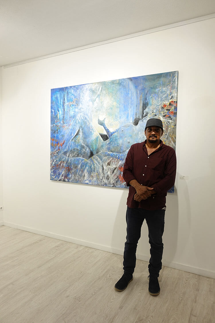 Henry Mújica frente a su obra