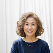 「縮毛矯正をやめたい」50代へ。やめるタイミングとくせ毛を活かす移行期間の乗り越え方