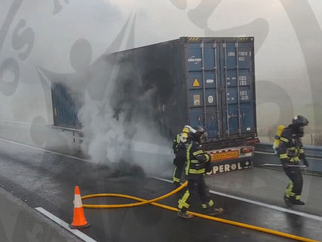 Camião carregado de papel incendiou-se na A17 ao quilómetro 69(c/video)