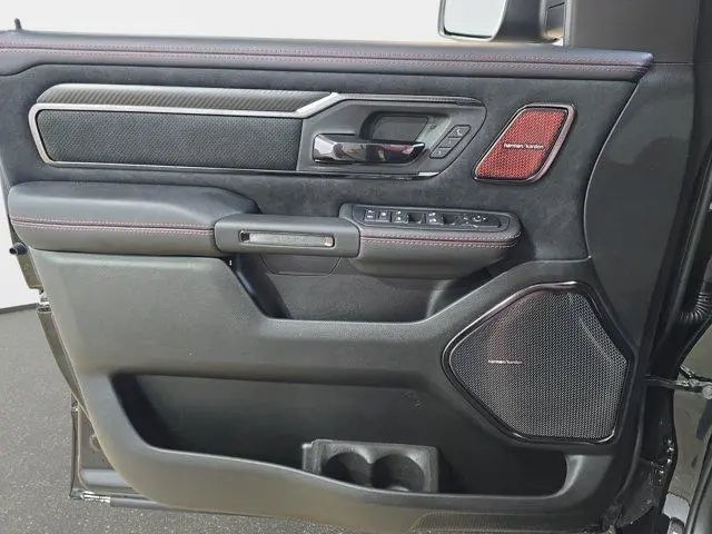 섬네일: 2027 램 TRX SRT
