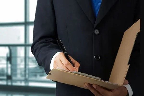 التعامل مع عقود العمل في المملكة العربية السعودية