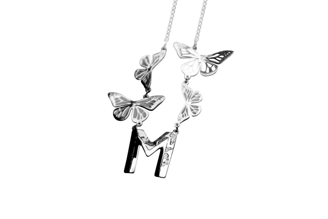 Dije Letra con 4 Mariposas  Plata/Dorado/Rosa