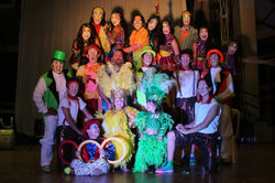 Parada en zancos y niños