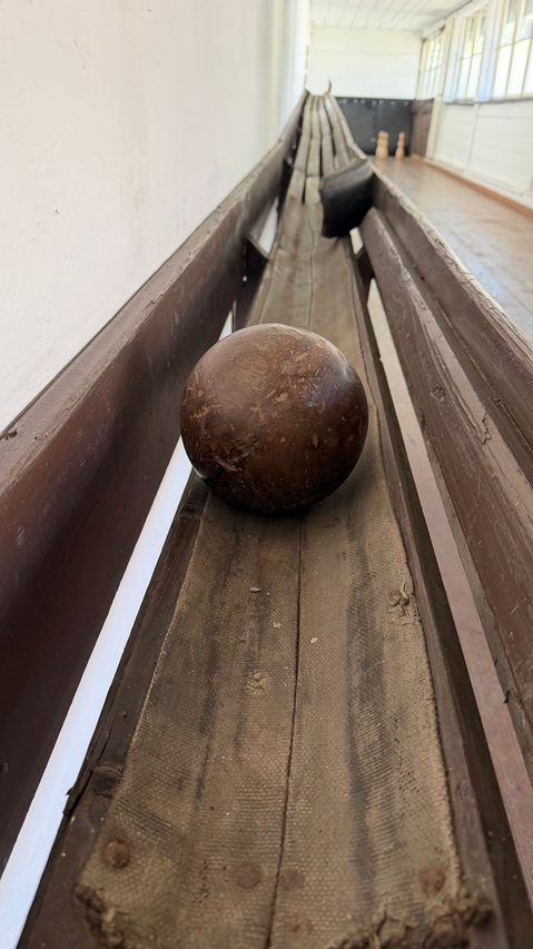 Alte Holzkegelbahn mit Kugel