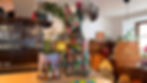 Bunte Hundestatue mit auffälliger Frisur in einer Bar.
