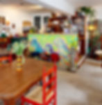 Café-Interieur mit bemaltem Tresen und Holztischen