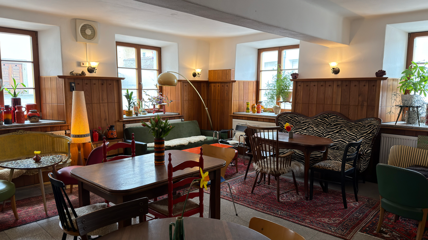 Gemütliches Café mit Vintage-Möbeln