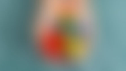 Uma mão segurando um punhado de letras soltas