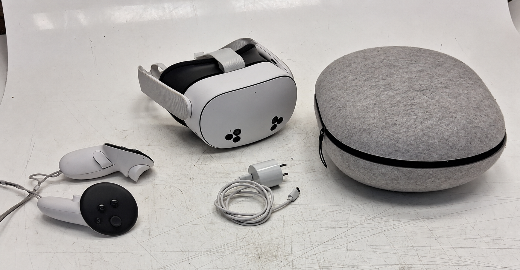 Lot 3: VR Headset, Controllers & Carrying Case